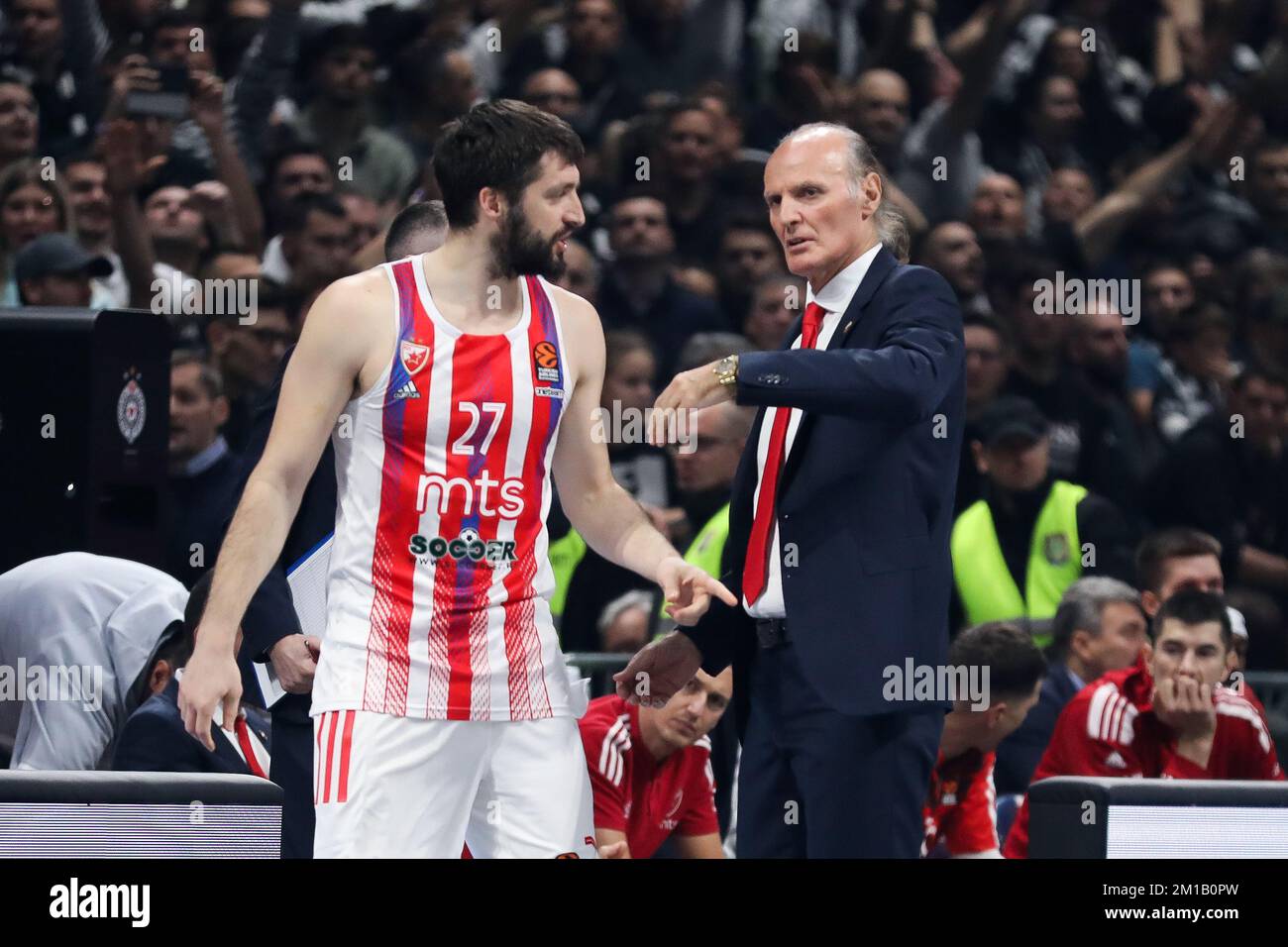 Belgrado, Serbia, 8 dicembre 2022. L'allenatore capo Dusko Ivanovic di Crvena Zvezda MTS Belgrado dà consigli a Stefan Markovic di Crvena Zvezda MTS Belgrado durante la partita Eurolega della Turkish Airlines del 2022/2023 tra Partizan Mozzart Bet Belgrado e Crvena Zvezda MTS Belgrado presso la Stark Arena di Belgrado, in Serbia. Dicembre 8, 2022. Credito: Nikola Krstic/Alamy Foto Stock