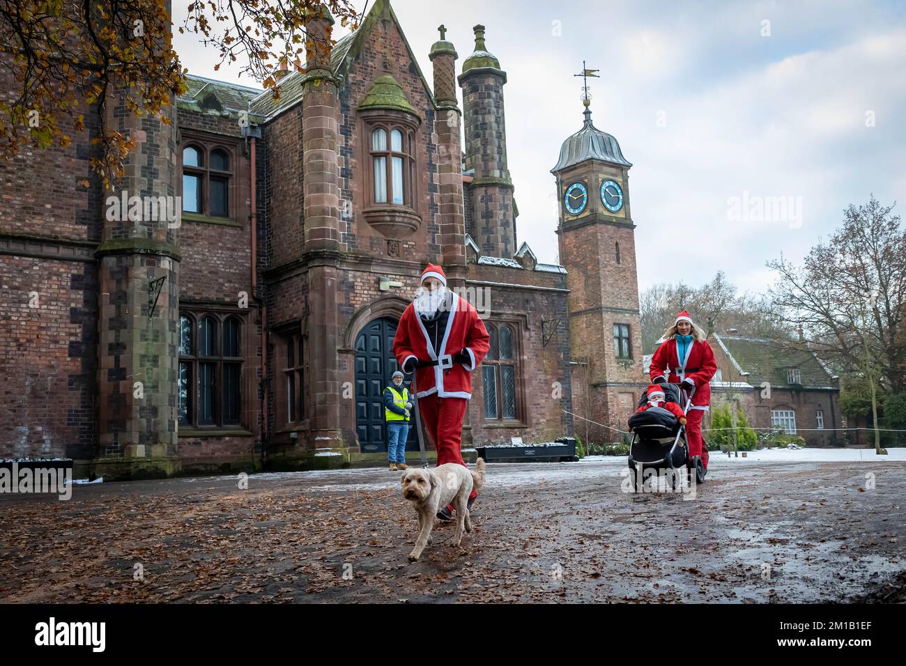 Walton Hall and Gardens, Warrington, Cheshire, Inghilterra - Domenica 11 Dicembre 2022 - Warrington Disability Partnership ha tenuto la sua seconda 3K Santa Dash intorno a Walton Gardens su un circuito scivoloso coperto di neve. Oltre 100 Santas hanno partecipato alla raccolta di fondi per il credito di beneficenza: John Hopkins/Alamy Live News Foto Stock