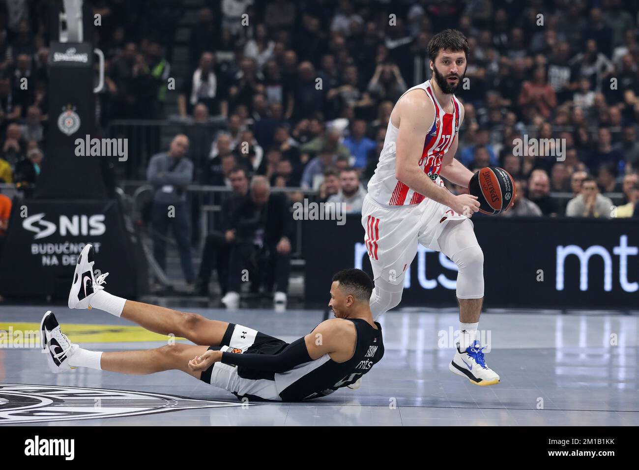 Belgrado, Serbia, 8 dicembre 2022. Stefan Markovic di Crvena Zvezda MTS Belgrado in azione durante il 2022/2023 Turkish Airlines Eurolega Match tra Partizan Mozzart Bet Belgrado e Crvena Zvezda MTS Belgrado presso la Stark Arena di Belgrado, in Serbia. Dicembre 8, 2022. Credito: Nikola Krstic/Alamy Foto Stock