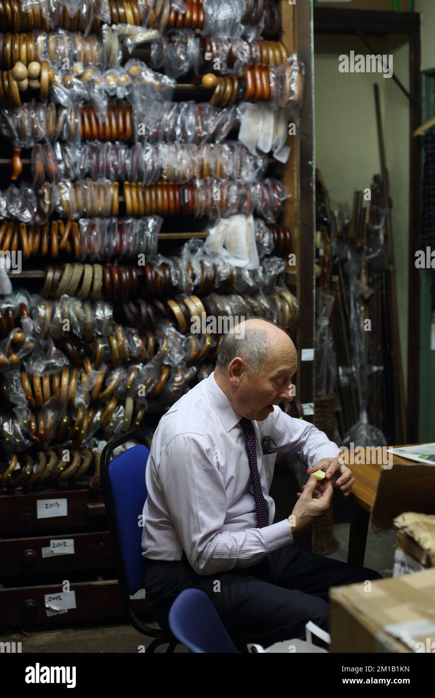 Il negozio di ombrelli James Smith & Son a New Oxford Street è una vera e propria macchina del tempo. Quasi immutato dalla sua apertura nel 1830. Foto Stock