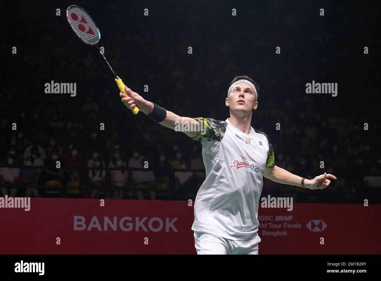 Bangkok, Thailandia. 11th Dec, 2022. Viktor Axelsen di Danimarca gioca contro Anthony Sinisuka Ginting di Indonesia durante la finale di Badminton Men nelle finali HSBC BWF World Tour 2022 allo stadio Nimibutr. Viktor Axelsen ha vinto Anthony Sinisuka Ginting 2-0 (21-13, 21-14). Credit: SOPA Images Limited/Alamy Live News Foto Stock