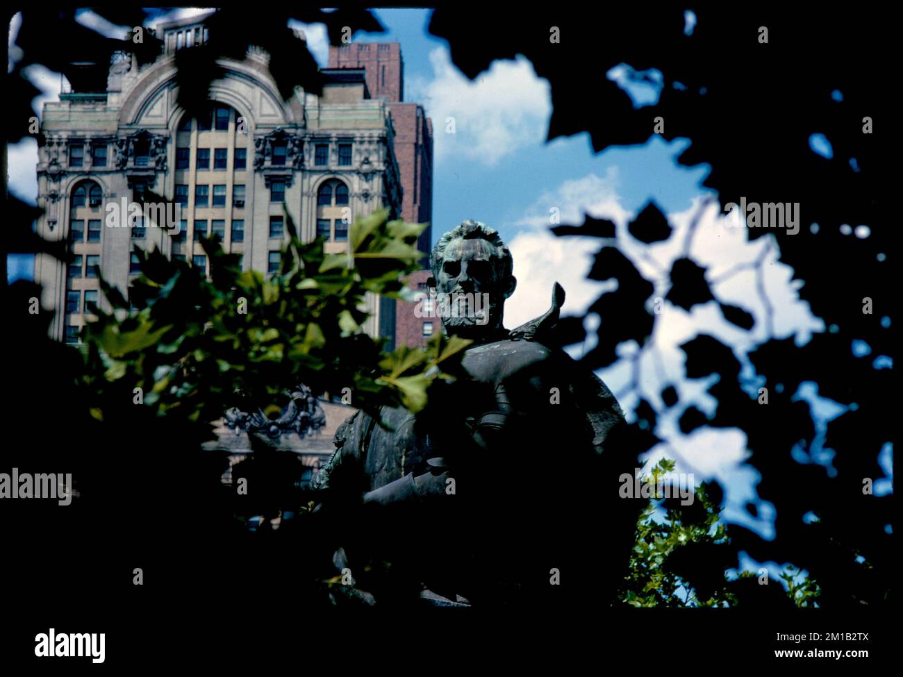 Vista dell'edificio Whitehall sullo sfondo della scultura di Giovanni da Verrazzano a Battery Park, New York City, scultura, esploratori, Verrazzano, Giovanni da, 1485-1528. Collezione Edmund L. Mitchell Foto Stock