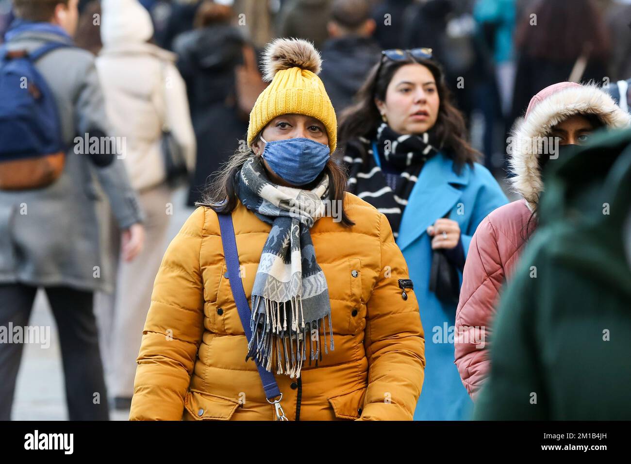 Una donna si veste in abiti caldi contro il freddo su Oxford Street.  L'Ufficio MET avverte che il clima freddo artico continuerà in tutto il  paese per i prossimi giorni con temperature