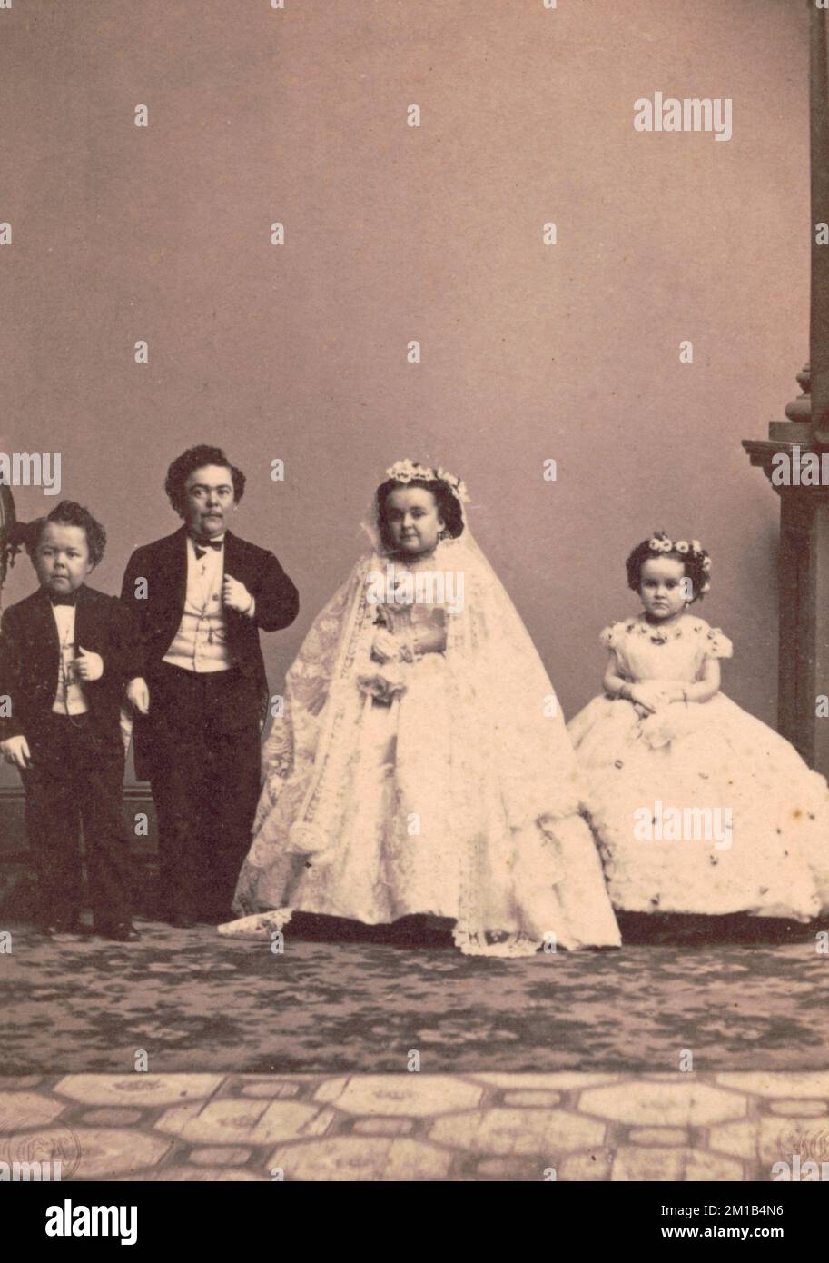 Il gruppo Fairy Wedding, Charles S. Stratton ('General Tom Thumb') e la sua sposa Mercy Lavinia Warren Bump, insieme a sua sorella Huldah Pierce Warren Bump ('Minnie Warren') e George Washington Morrison ('Commodore') Nutt Foto Stock