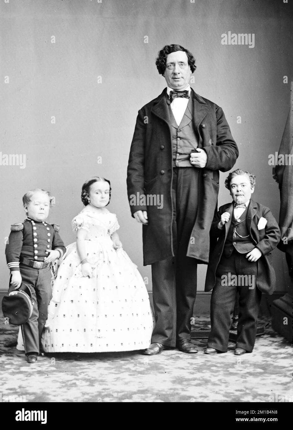 Il generale Tom Thumb, la signorina Lavinia Warren e il gigante, artisti del circo Foto Stock