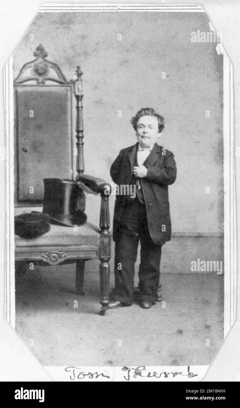 'General Tom Thumb', nano americano e interprete sotto il pioniere del circo P. T. Barnum. Foto Stock