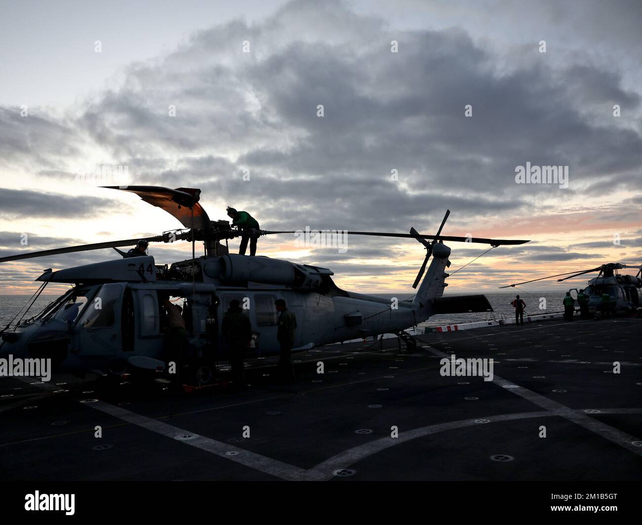 Baja California, Messico, domenica 11 dicembre 2022. STATI UNITI Gli airman della Marina preparano un elicottero MH-60s Seahawk per il volo come parte delle operazioni di recupero per Orion Capsule della NASA prima dello sbattimento dopo una missione Artemis i Moon al largo della costa della capsula Artemis i Orion restituita dopo una missione di 25,5 giorni che orbita sulla luna. Il salvataggio ha coinvolto gli Stati Uniti Navy e NASA. Credit: UPI/Alamy Live News Foto Stock