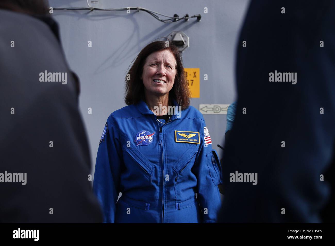 Baja California, Messico, domenica 11 dicembre 2022. L'astronauta Shannon Walker parla con i membri dell'equipaggio prima delle operazioni di recupero per la capsula Artemis i Orion della NASA al largo della costa della capsula Artemis i Orion restituita dopo una missione di 25,5 giorni che orbita sulla luna. Il salvataggio ha coinvolto gli Stati Uniti Navy e NASA. Credit: UPI/Alamy Live News Foto Stock
