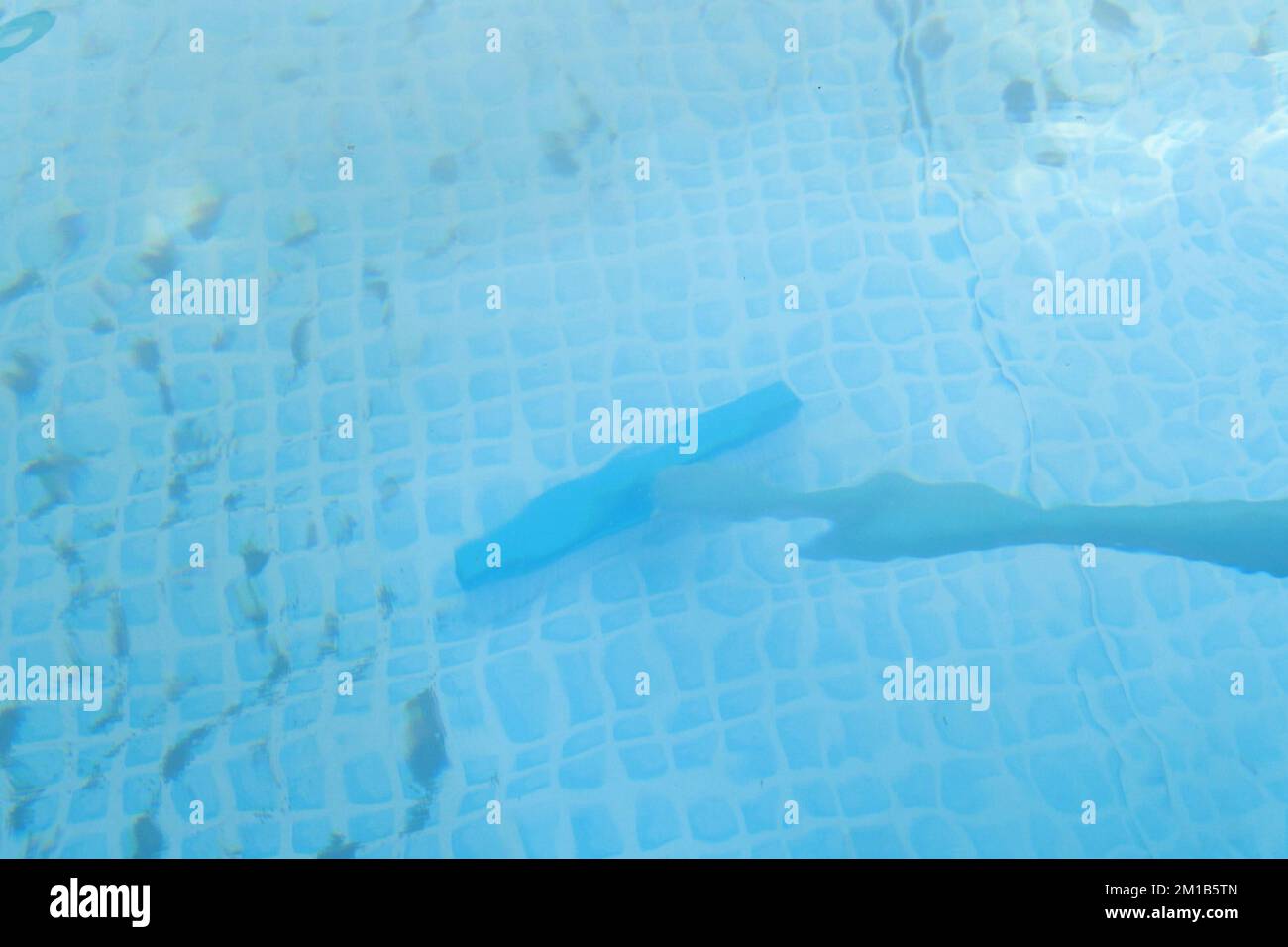 piscina incorniciata che si sfiorano al sole. Pulizia piscina contaminata. Foto Stock