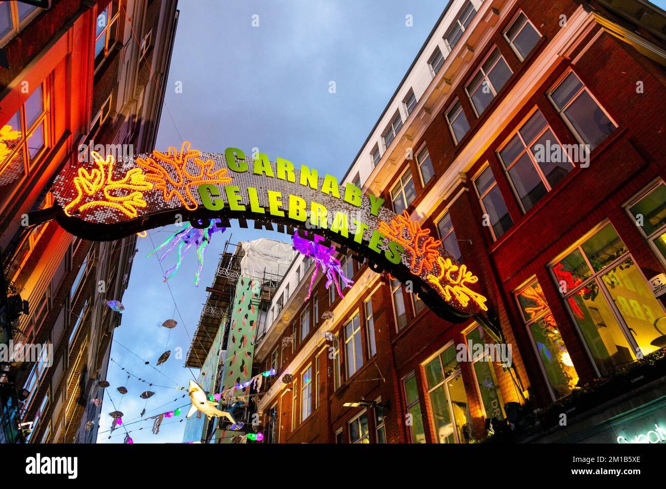 Decorazioni natalizie a Carnaby Street, Londra, Regno Unito Foto Stock