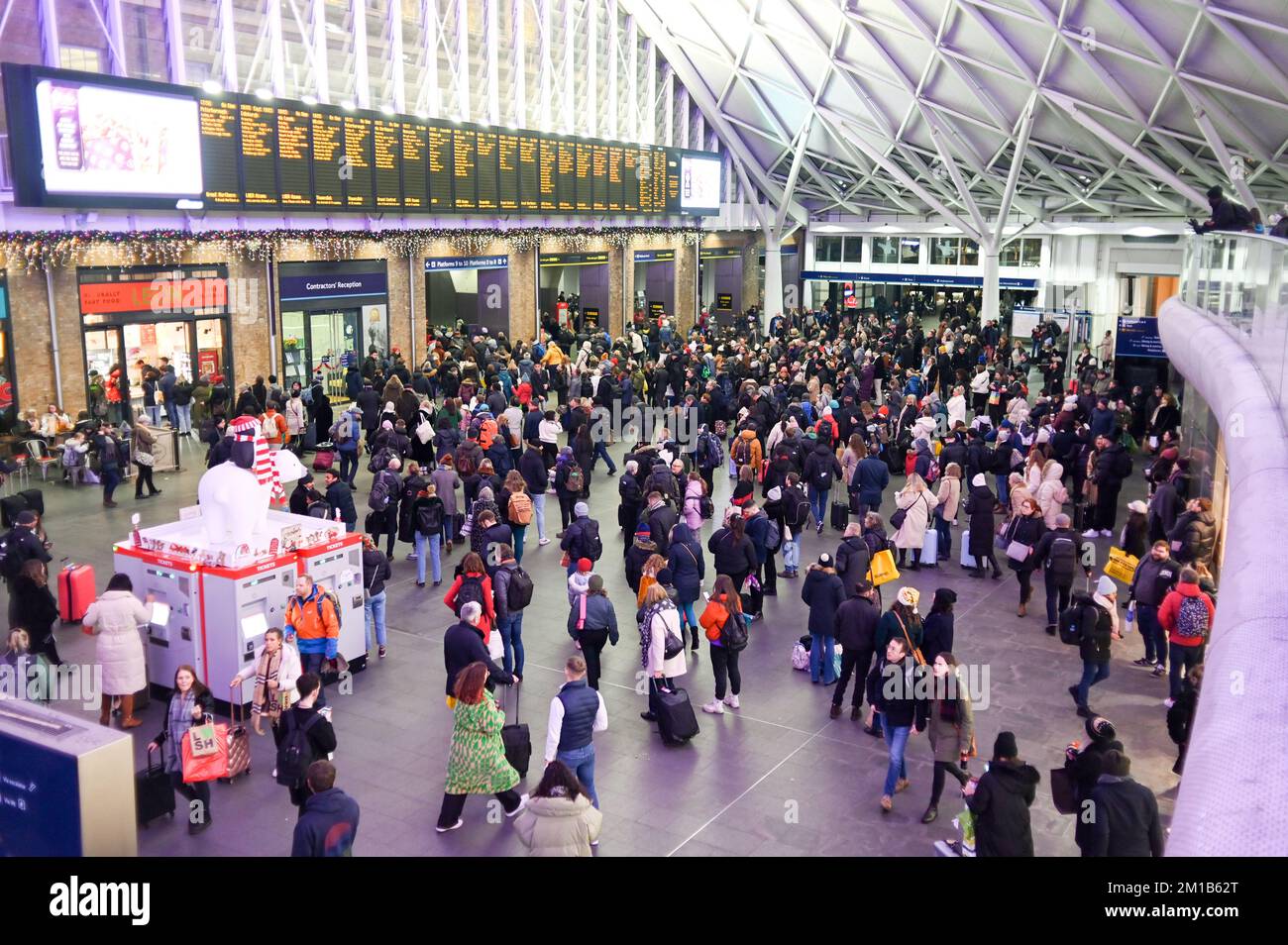 King Cross, Londra, Regno Unito. 11th dicembre 2022. Centinaia di passeggeri sono rimasti bloccati a Londra King's Cross per la corsa di Natale. Credit: Vedi li/Picture Capital/Alamy Live News Foto Stock