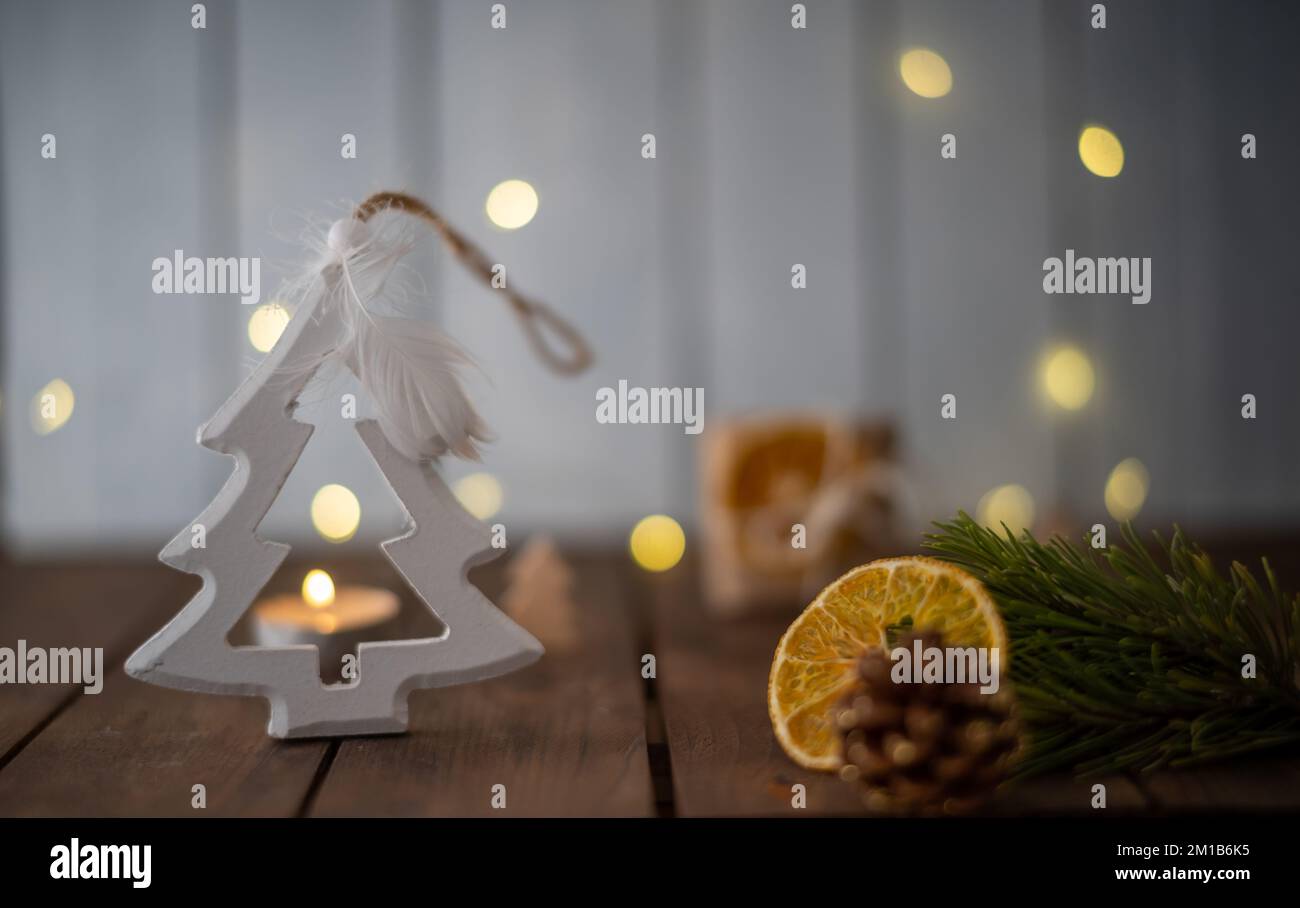 decorazioni natalizie ecologiche fatte in casa : albero di legno bianco, arancio secco, regalo artigianale ... natale zero rifiuti Foto Stock