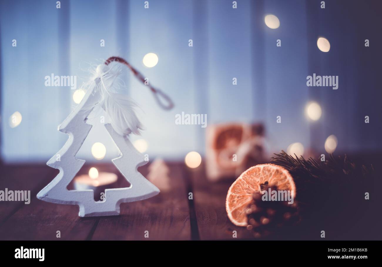 decorazioni natalizie ecologiche fatte in casa : albero di legno bianco, arancio secco, regalo artigianale ... natale zero rifiuti Foto Stock