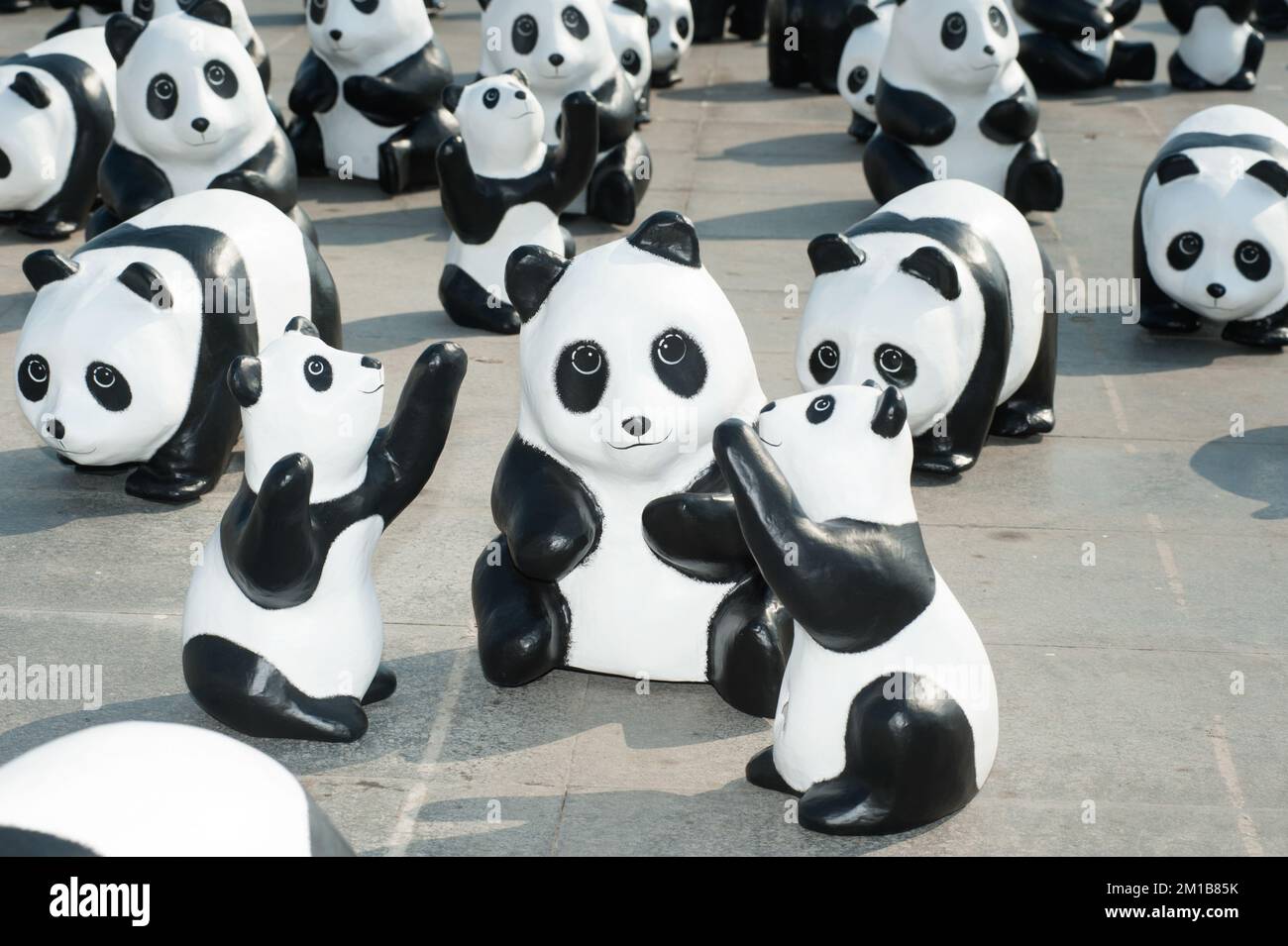 1600 Pandas World Tour in Thailandia dal WWF di Sanamluang , Bangkok . carta 1600 i panda marchigiani sono realizzati con materiali riciclati per rappresentare 1600 panda. Foto Stock