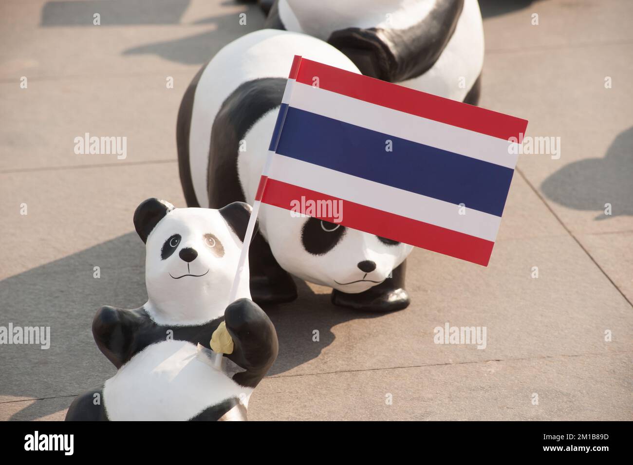 1600 Pandas World Tour in Thailandia dal WWF di Sanamluang , Bangkok . carta 1600 i panda marchigiani sono realizzati con materiali riciclati per rappresentare 1600 panda. Foto Stock