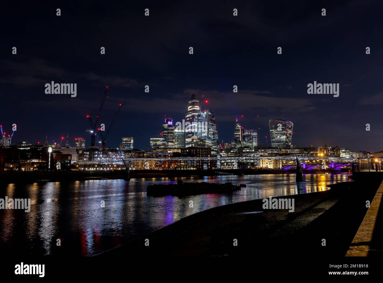 Splendida vista del paesaggio della città di Londra dal Tamigi di notte, scatto manuale. Concetto di crescita rapida e sviluppo urbano. Foto Stock