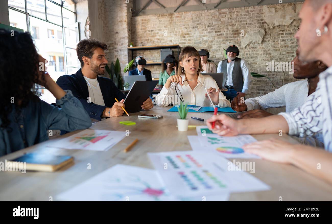 Vista frontale del business delle agenzie creative. Il team discute di idee, opportunità, pianificazione, strategia e nuovi contenuti. Sviluppo digitale creativo Foto Stock