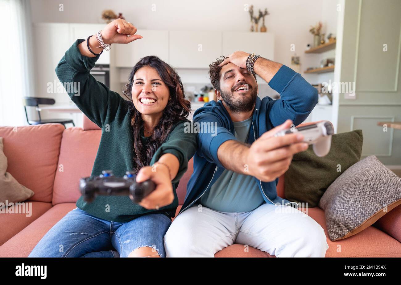 Vista frontale del business delle agenzie creative. Il team discute di idee, opportunità, pianificazione, strategia e nuovi contenuti. Sviluppo digitale creativo Foto Stock