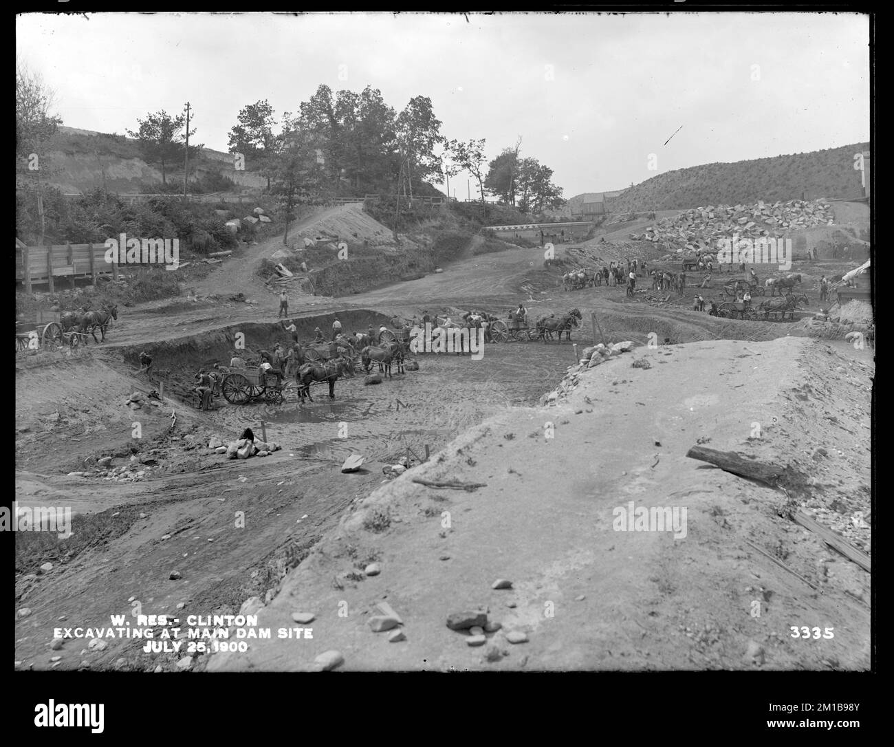 Diga di Wachusett, scavando al luogo principale della diga, guardando a sud da piccola diga, Clinton, Mass., 25 luglio 1900 , acquedotto, dighe, cantieri Foto Stock