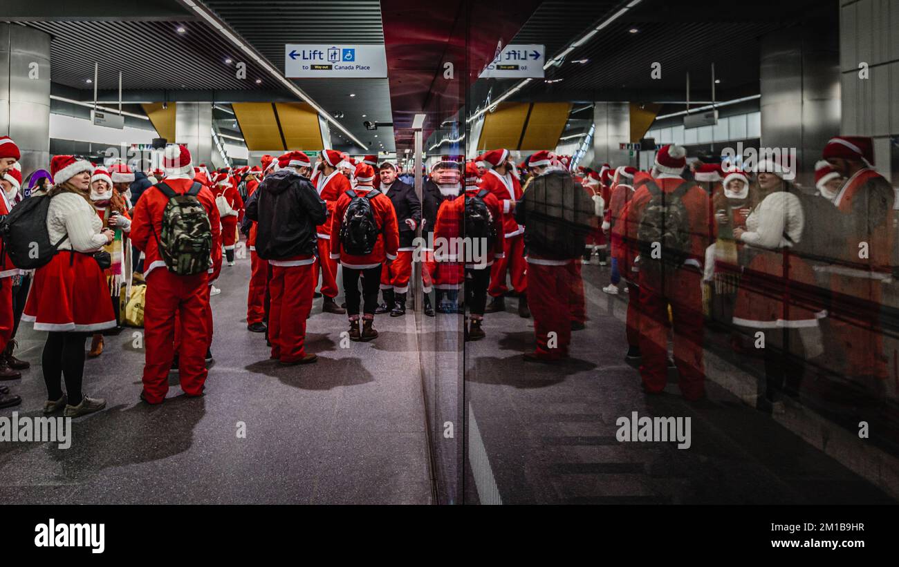 Santas prende il controllo della metropolitana di Londra per il divertimento di Santacon 2022. Foto Stock