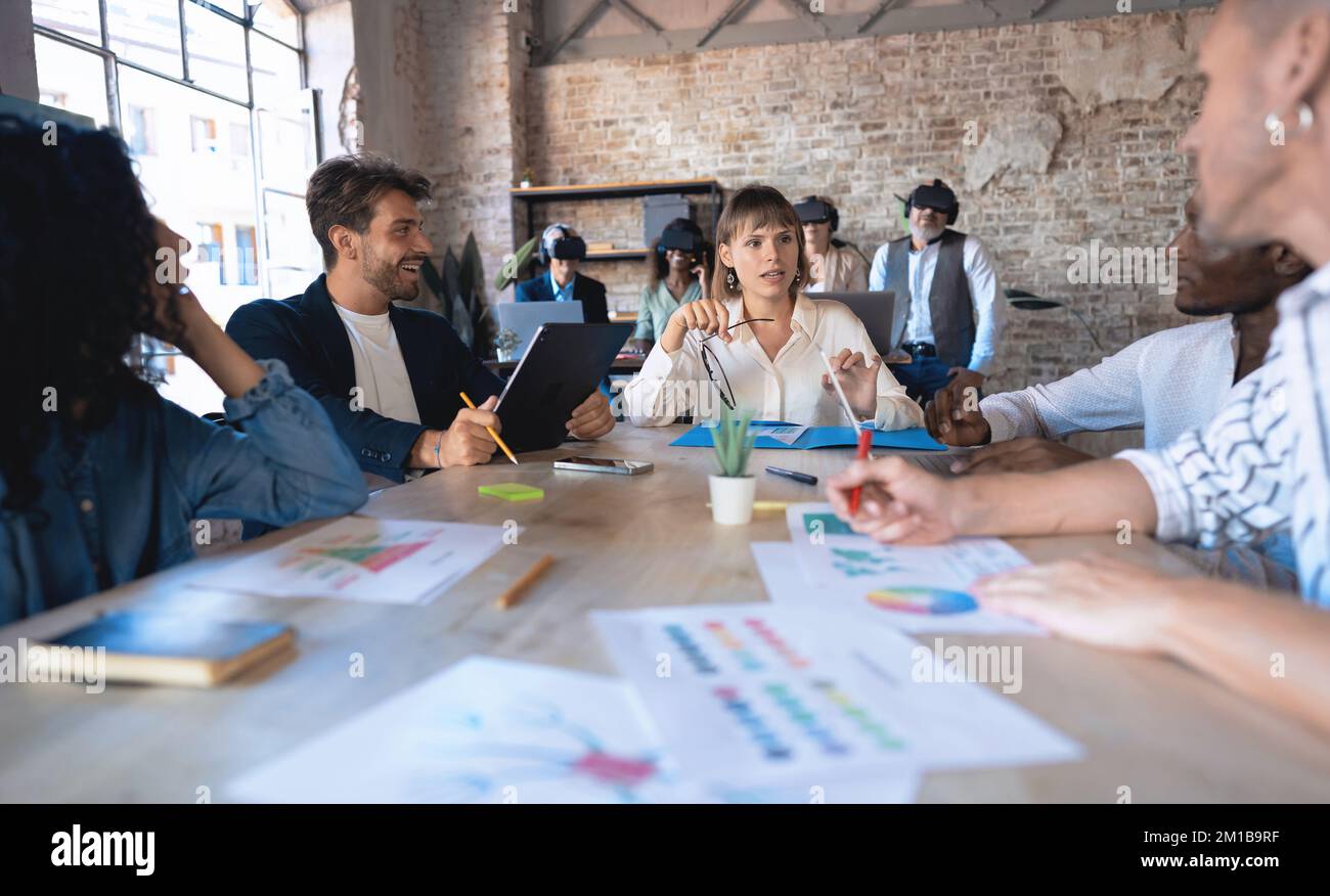 Vista frontale del business delle agenzie creative. Il team discute di idee, opportunità, pianificazione, strategia e nuovi contenuti. Sviluppo digitale creativo Foto Stock