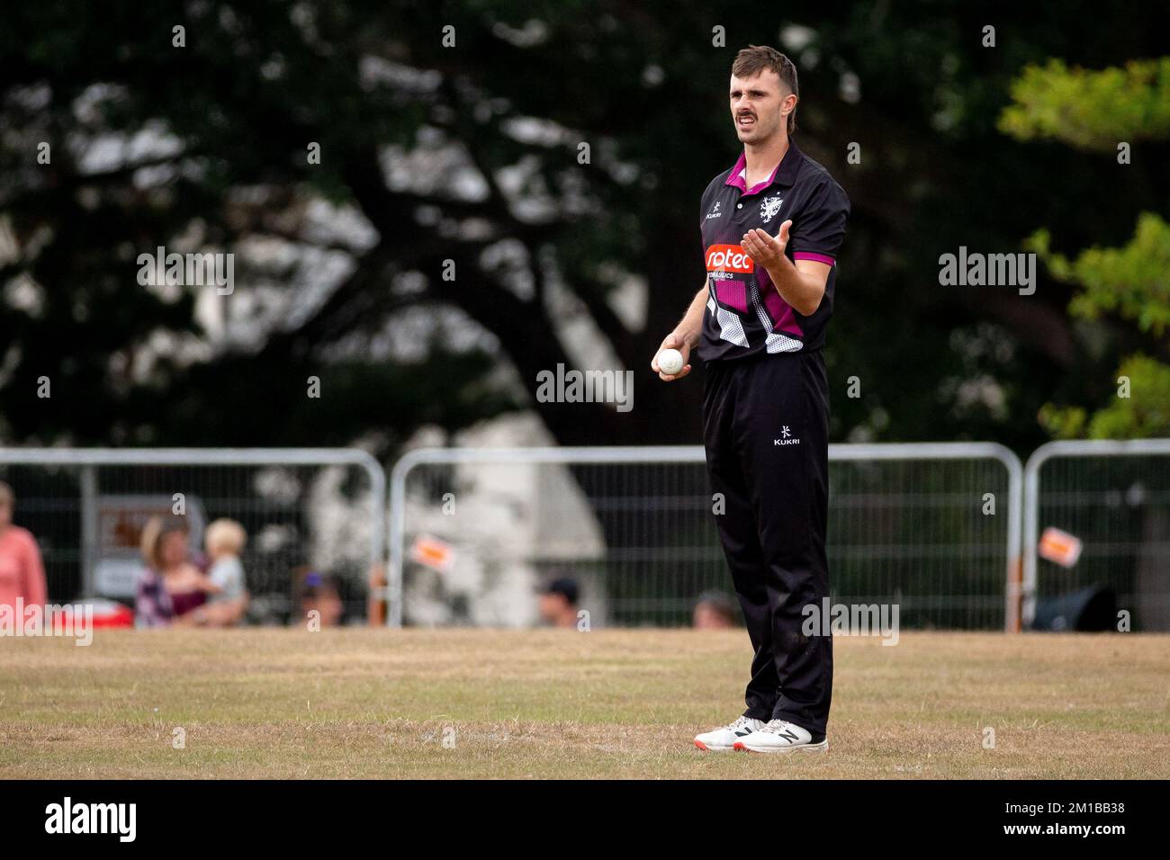 Il cricket giocatore ben Green da Somerset CCC impostazione del campo Foto Stock