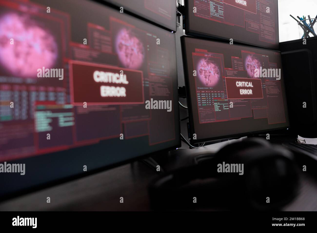 Primo piano di più monitor con messaggio di errore critico visualizzato dopo un attacco di cyber crimine e un avviso di hacking. Schermo del computer che mostra il malfunzionamento digitale e la minaccia di errore, crash del sistema. Foto Stock