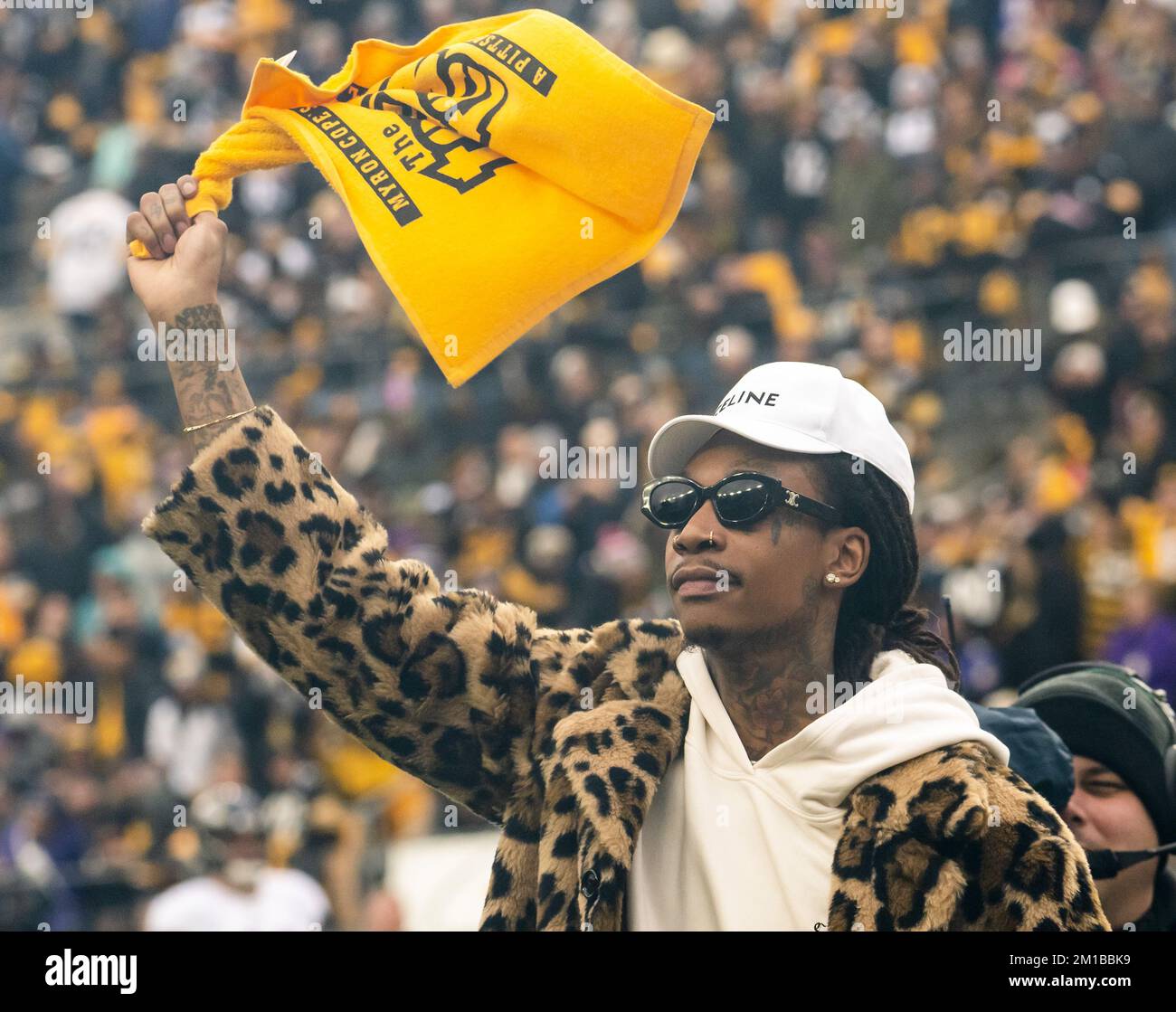 Pittsburgh, Stati Uniti. 11th Dec, 2022. Il cantante Wiz Khalfia conduce la terribile onda di Towel prima dell'inizio della partita dei Pittsburgh Steelers e dei Baltimore Ravens a Pittsburgh allo stadio di Acrisure domenica 11 dicembre 2022 a Pittsburgh. Foto di Archie Carpenter/UPI Credit: UPI/Alamy Live News Foto Stock