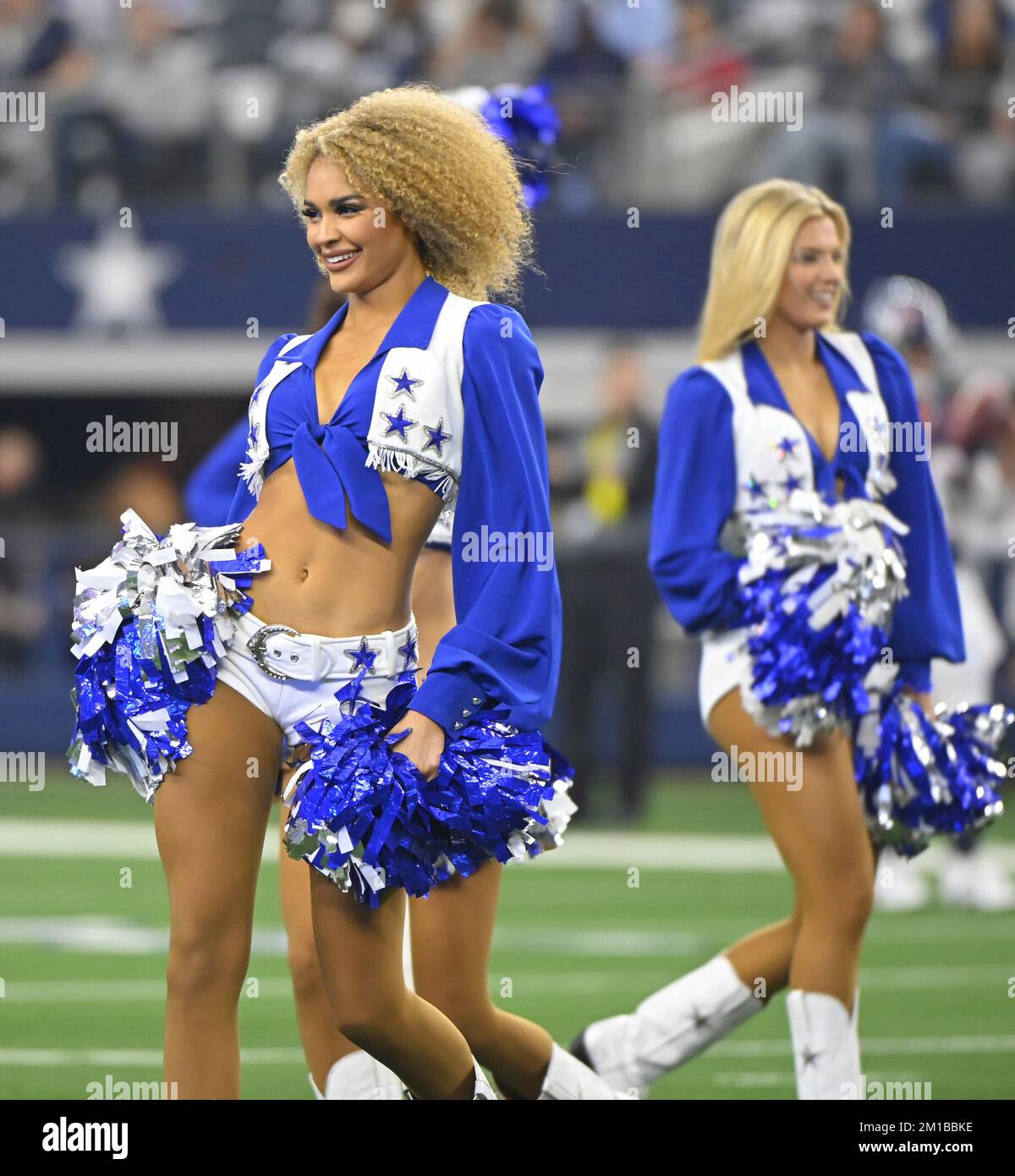 Arlington, Stati Uniti. 11th Dec, 2022. I Dallas Cowboys Cheerleaders si esibiscono durante la partita dei Cowboys e degli Houston Texans NFL all'AT&T Stadium di Arlington, Texas, domenica 11 dicembre 2022. Foto di Ian Halperin/UPI Credit: UPI/Alamy Live News Foto Stock