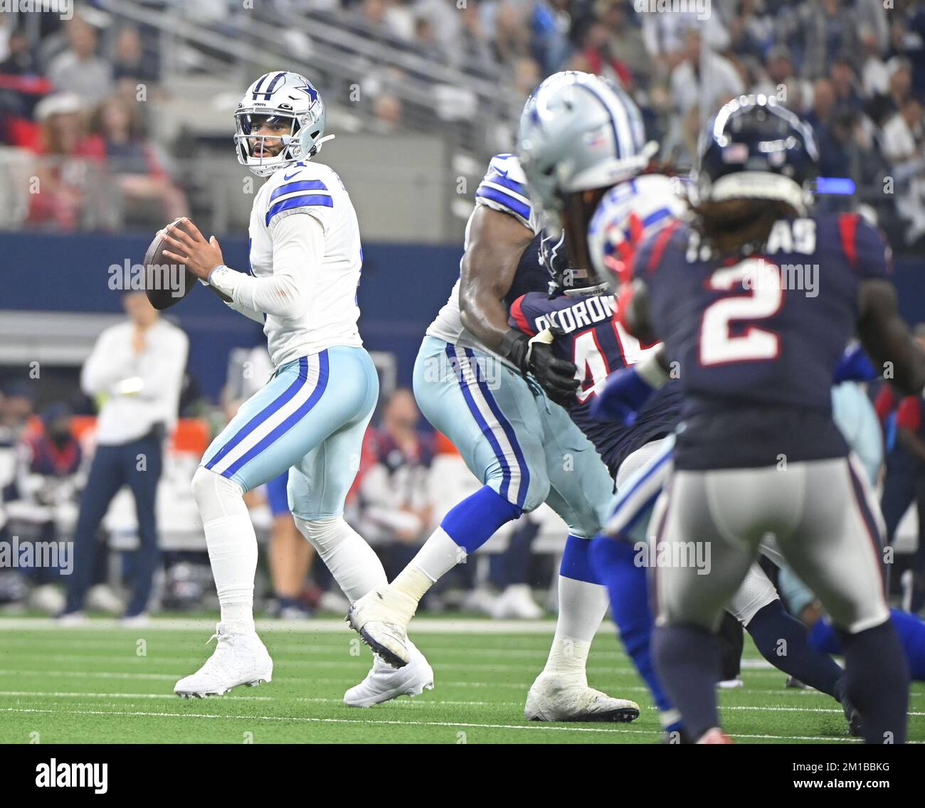 Arlington, Stati Uniti. 11th Dec, 2022. Dallas Cowboys Dak Prescott trada contro gli Houston Texans durante la loro partita NFL all'AT&T Stadium di Arlington, Texas, domenica 11 dicembre 2022. Foto di Ian Halperin/UPI Credit: UPI/Alamy Live News Foto Stock