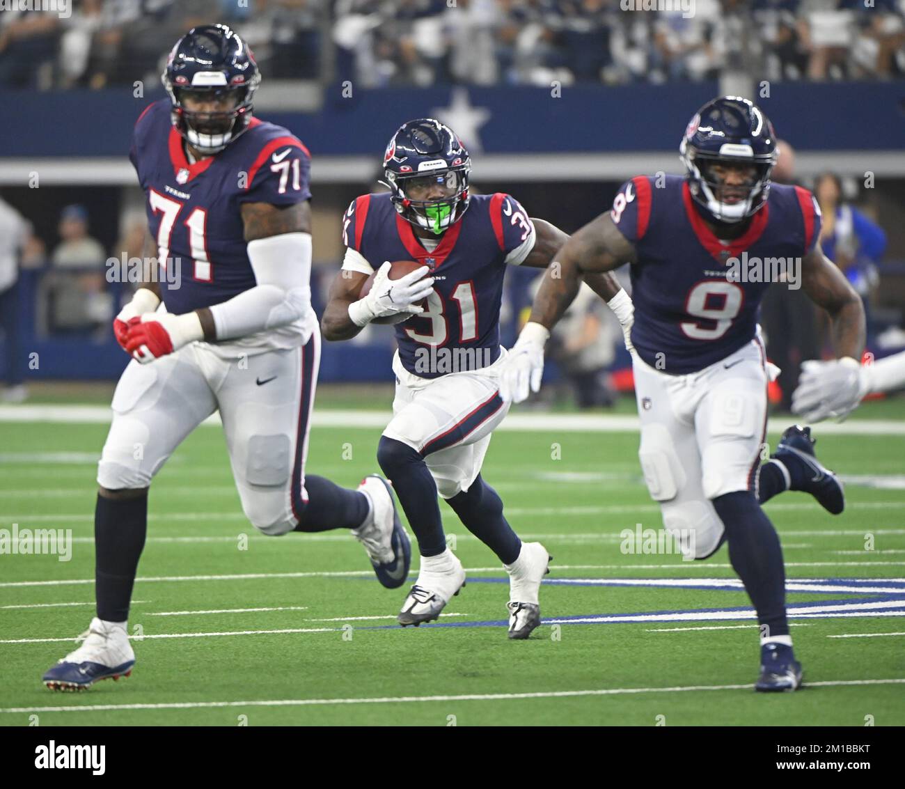 Arlington, Stati Uniti. 11th Dec, 2022. Houston Texans Damion Pioerce corre dietro blocchi contro i Dallas Cowboys durante la loro partita NFL all'AT&T Stadium di Arlington, Texas, domenica 11 dicembre 2022. Foto di Ian Halperin/UPI Credit: UPI/Alamy Live News Foto Stock