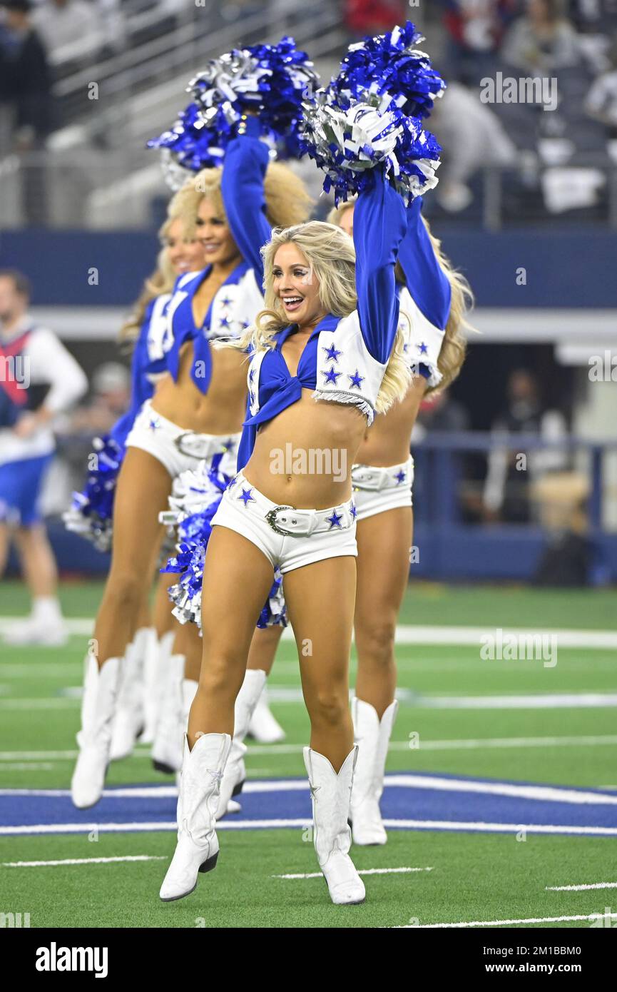 Arlington, Stati Uniti. 11th Dec, 2022. I Dallas Cowboys Cheerleaders si esibiscono durante la partita dei Cowboys e degli Houston Texans NFL all'AT&T Stadium di Arlington, Texas, domenica 11 dicembre 2022. Foto di Ian Halperin/UPI Credit: UPI/Alamy Live News Foto Stock