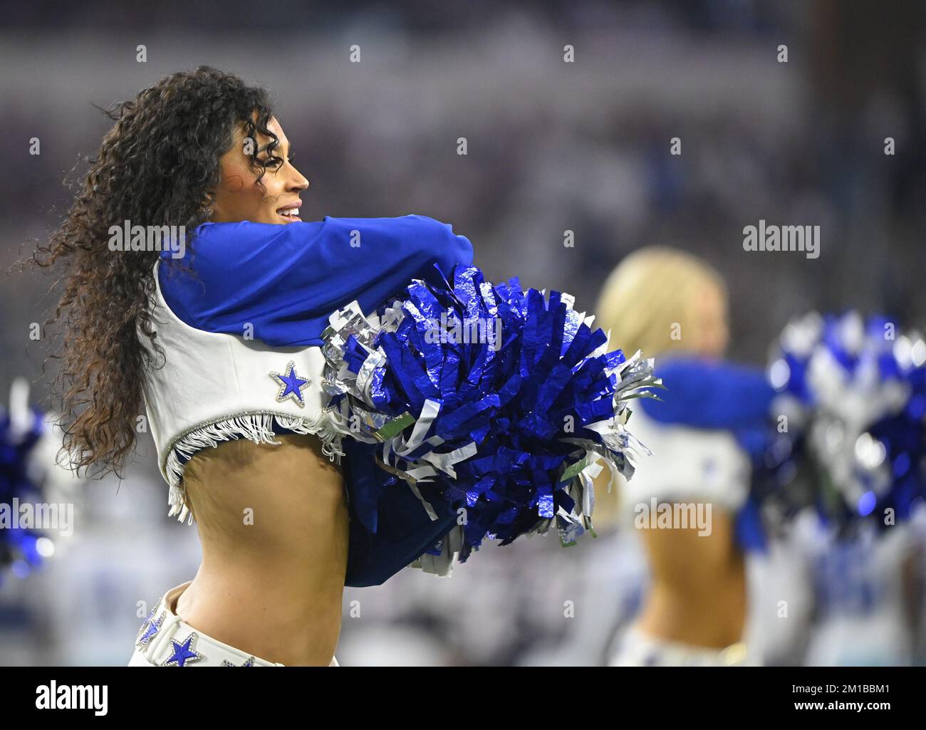 Arlington, Stati Uniti. 11th Dec, 2022. I Dallas Cowboys Cheerleaders si esibiscono durante la partita dei Cowboys e degli Houston Texans NFL all'AT&T Stadium di Arlington, Texas, domenica 11 dicembre 2022. Foto di Ian Halperin/UPI Credit: UPI/Alamy Live News Foto Stock