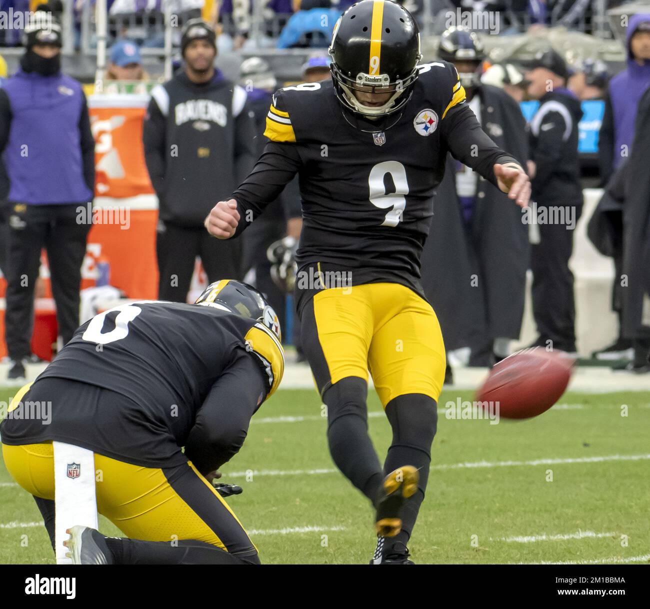 Baltimore Ravens blocca il tentativo di obiettivo sul campo da parte di Pittsburgh Steelers Place Kicker Chris Boswell (9) durante il quarto trimestre della vittoria dei Ravens 16-14 allo stadio di Acrisure domenica 11 dicembre 2022 a Pittsburgh. Foto di Archie Carpenter/UPI Foto Stock