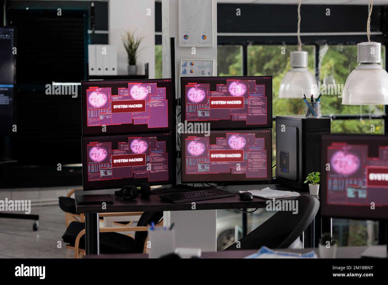 Ufficio IT per i big data con computer che visualizzano un messaggio di errore critico lampeggiante sullo schermo, che si occupa di minacce di hacking e malware. Tavolo vuoto con più monitor che mostrano un avviso di violazione della sicurezza. Foto Stock