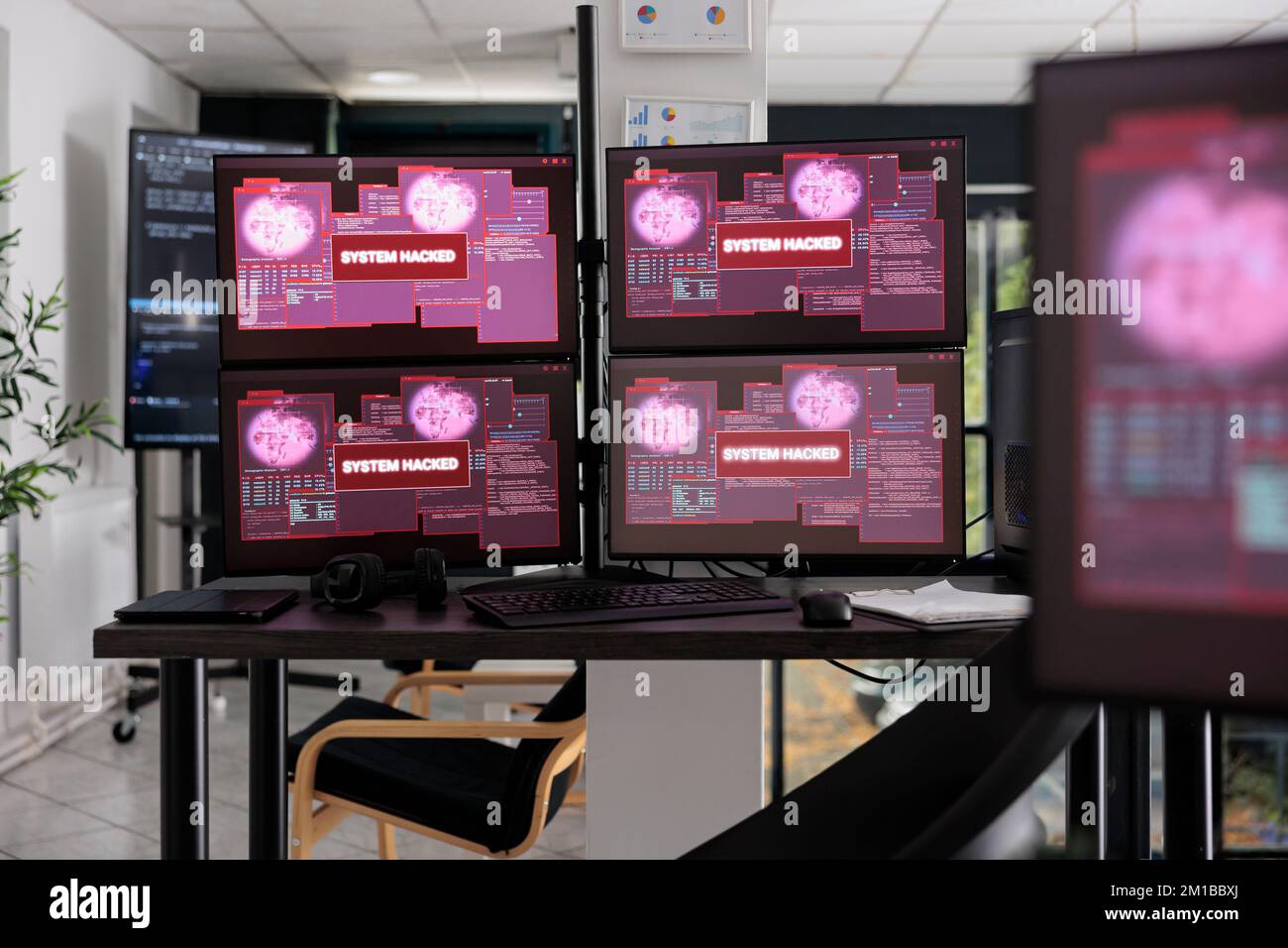 Tavolo dell'agenzia IT vuoto con più computer sviluppatori Web che lampeggiano avvisi di violazione della sicurezza sull'app di rete. I monitor visualizzano un messaggio di errore critico sullo schermo con un avviso di arresto anomalo del sistema. Foto Stock