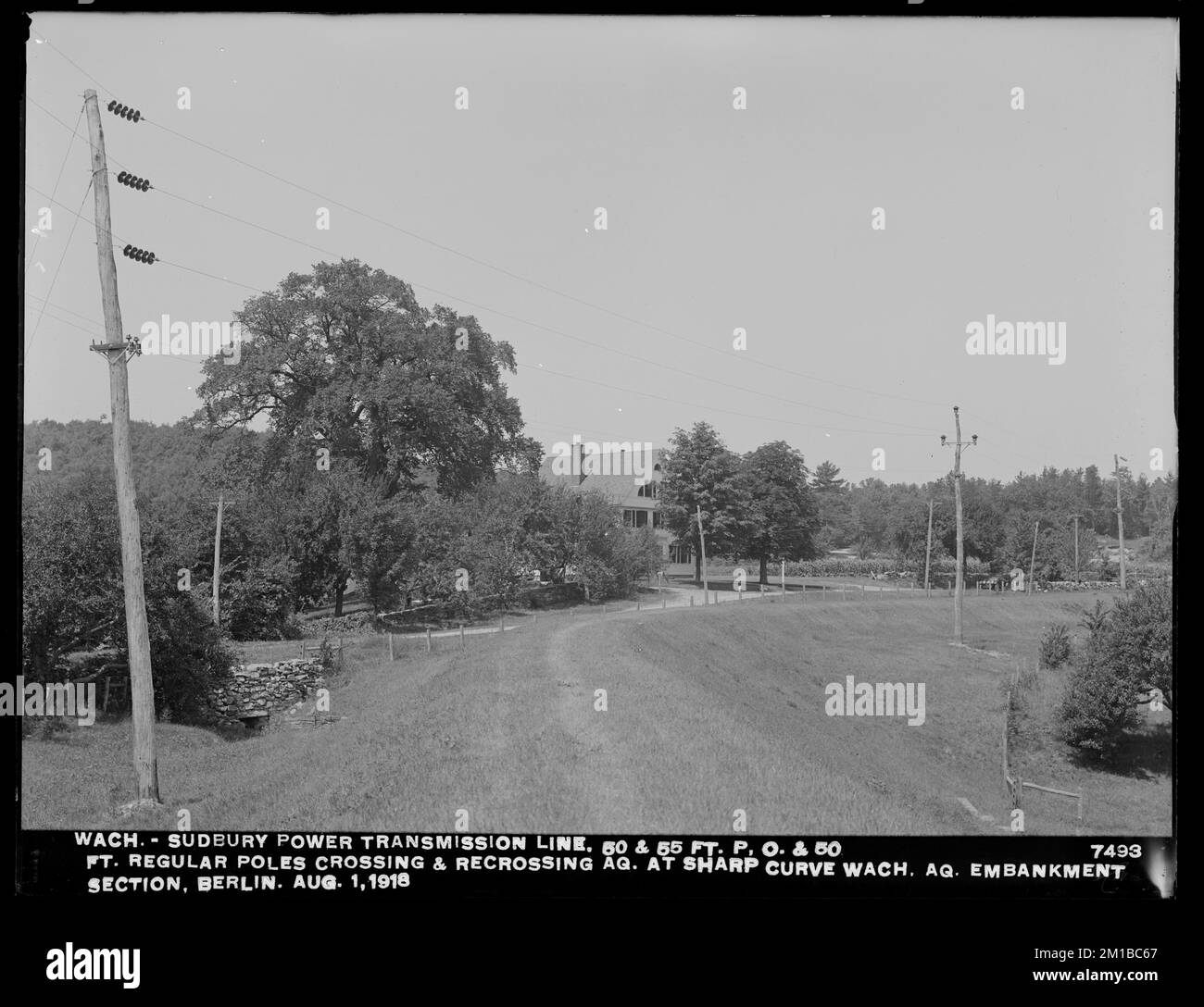 Wachusett Department, Wachusett-Sudbury Power Transmission line, 50 e 55-piede pull-off e 50-piede pali regolari, attraversando e recrossing acquedotto a curva stretta, Wachusett Aqueduct, argine sezione, Berlino, Mass., 1 agosto 1918 , opere d'acqua, linee elettriche, acquedotti, costruzione completata Foto Stock