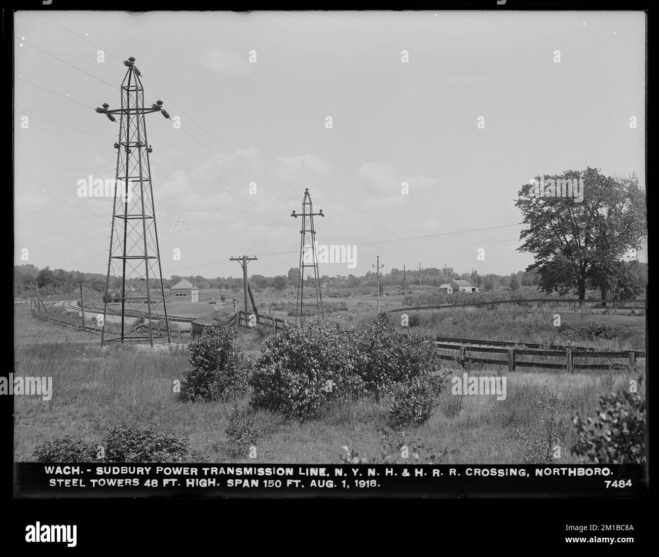 Wachusett Department, Wachusett-Sudbury Power Transmission Line, New York, New Haven & Hartford Railroad Crossing, torri d'acciaio alte 48 metri, lunghe 150 metri; Wachusett Aqueduct, Terminal Chamber in background (Marlborough), Northborough, Mass., 1 agosto 1918 , opere d'acqua, linee elettriche, acquedotti, costruzione completata Foto Stock