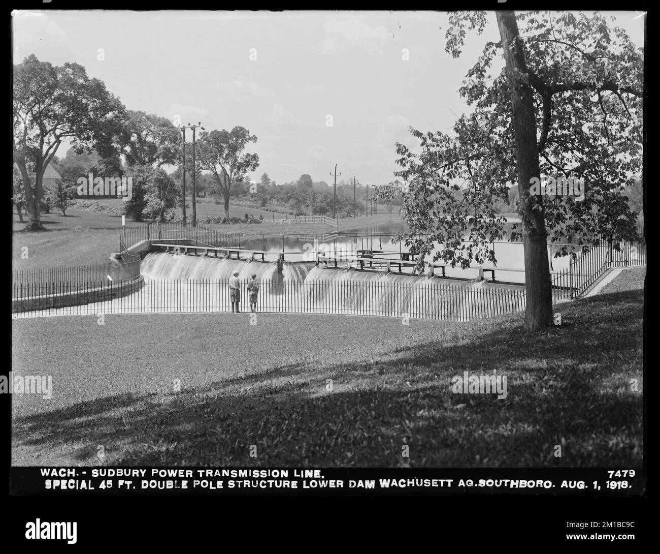 Wachusett Department, Wachusett-Sudbury Power Transmission line, Special 45-foot double pole structure, Lower Dam, Wachusett Aqueduct, Southborough, Mass., 1 agosto 1918 , lavori d'acqua, linee elettriche, dighe, costruzione completata Foto Stock