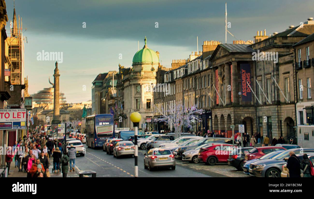 Edimburgo, Scozia, Regno Unito 11h dicembre 2022. George Street le fiere natalizie notturne di Edimburgo hanno visto turisti e gente del posto affollarsi le attrazioni. Terribili problemi di parcheggio in george Street. Credit Gerard Ferry/Alamy Live News Foto Stock