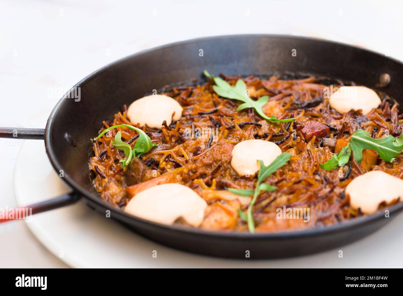 Fideua, tipica casseruola di noodle. Cucina tipica spagnola. Foto Stock