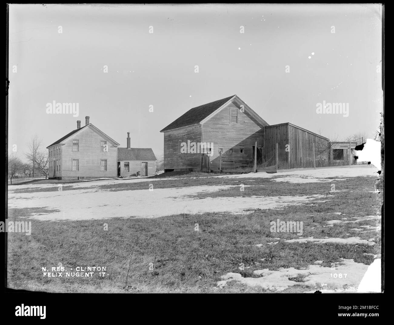 Serbatoio di Wachusett, casa di Felix Nugent e fienile, vicino al lato est di Main Street, da sud nel campo vicino alla strada, Clinton, Mass., 11 febbraio 1897 , acquedotto, serbatoi strutture di distribuzione dell'acqua, immobiliare Foto Stock