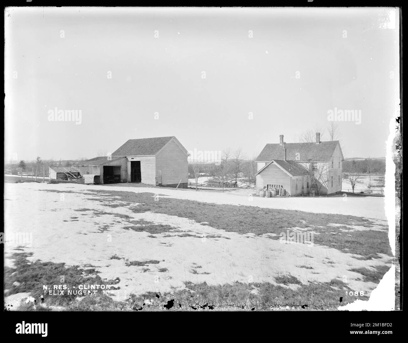 Serbatoio di Wachusett, casa di Felix Nugent e fienile, vicino al lato est di Main Street, dal nord-est nel campo, Clinton, Mass., 11 febbraio 1897 , acquedotto, serbatoi strutture di distribuzione dell'acqua, immobiliare Foto Stock