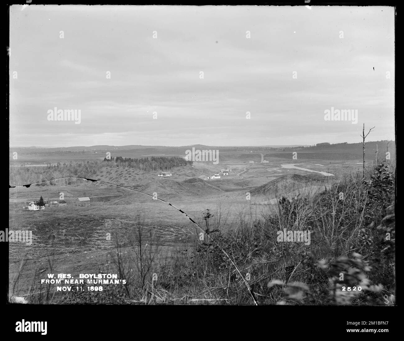 Lago artificiale di Wachusett, vicino a Murman's, padiglione di Cunningham sullo sfondo, a metà, Boylston, Mass., 11 novembre, 1898 , opere d'acqua, serbatoi strutture di distribuzione idrica, cantieri edili, strumenti di rilevamento Foto Stock