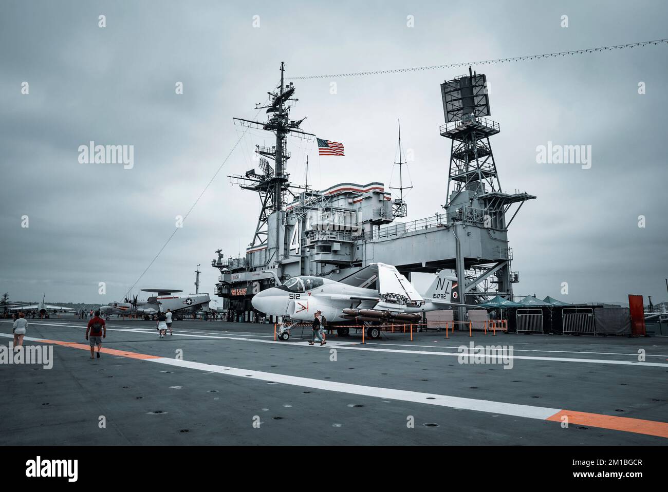 Turisti che visitano il museo storico portaerei navali USS Midway Foto Stock