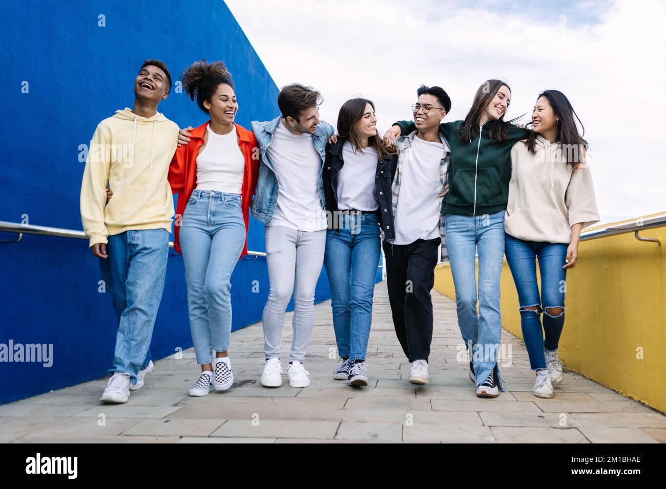 Giovane gruppo felice di amici studenti che si divertono insieme all'aperto Foto Stock