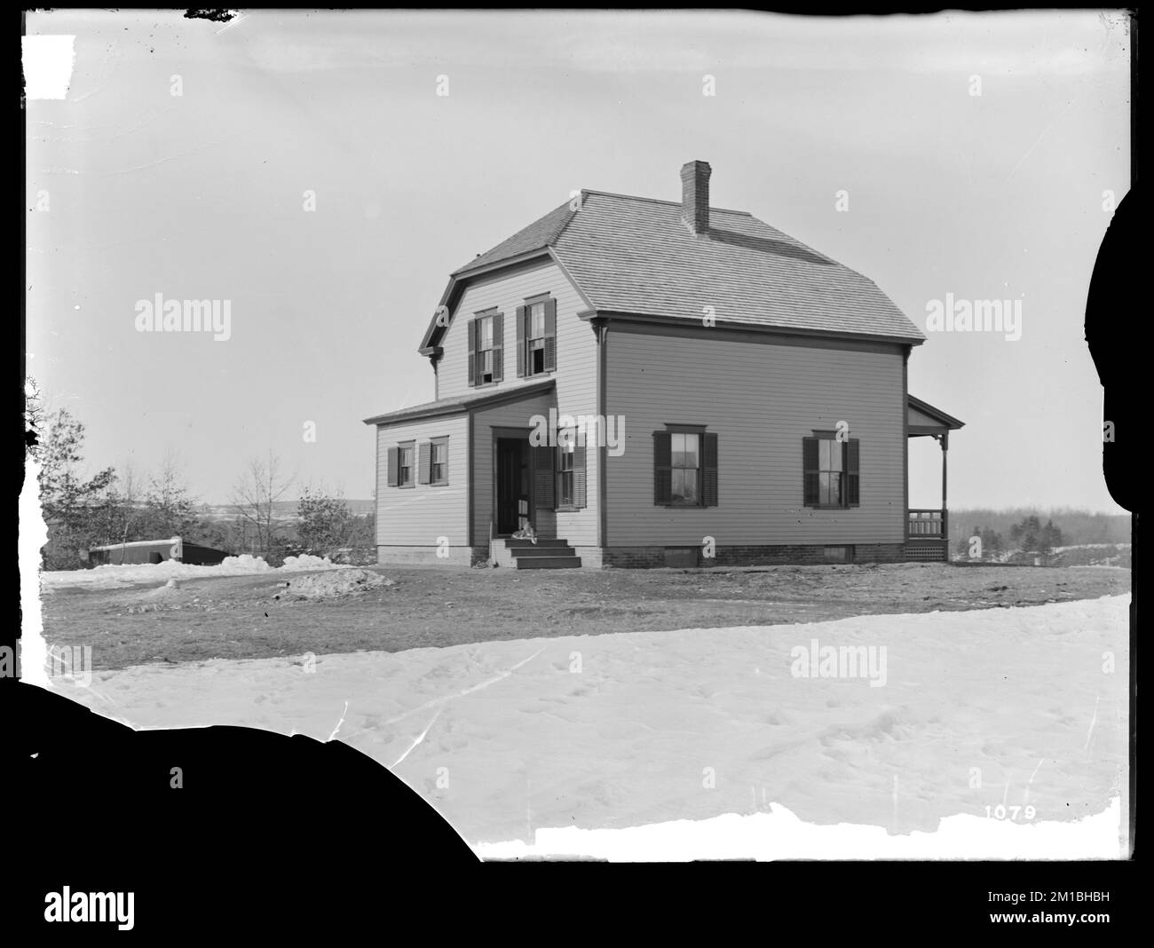 Serbatoio di Wachusett, casa di John W. Burke, sul lato sud della via privata, che conduce dal lato ovest di Main Street, dal sud-est in Field, Clinton, Mass., 11 febbraio 1897 , acquedotto, serbatoi strutture di distribuzione dell'acqua, immobiliare Foto Stock