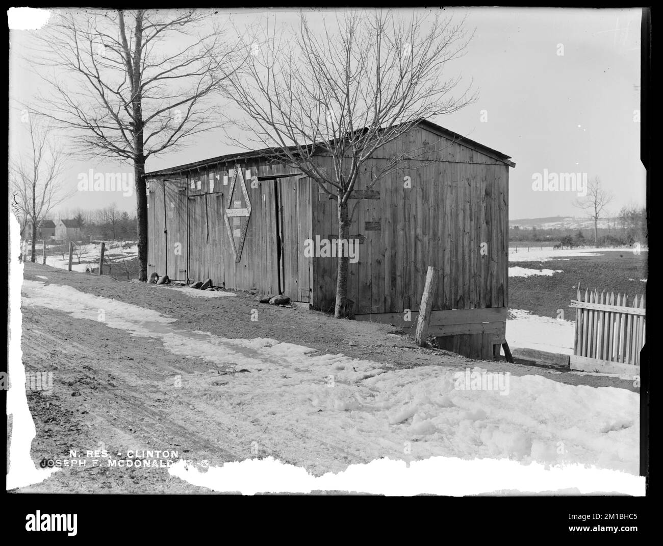 Lago artificiale di Wachusett, fienile di Joseph F. McDonald, sul lato ovest di Main Street, da nord-est in Main Street, Clinton, Mass., 11 febbraio 1897 , acquedotto, serbatoi strutture di distribuzione dell'acqua, immobiliare Foto Stock