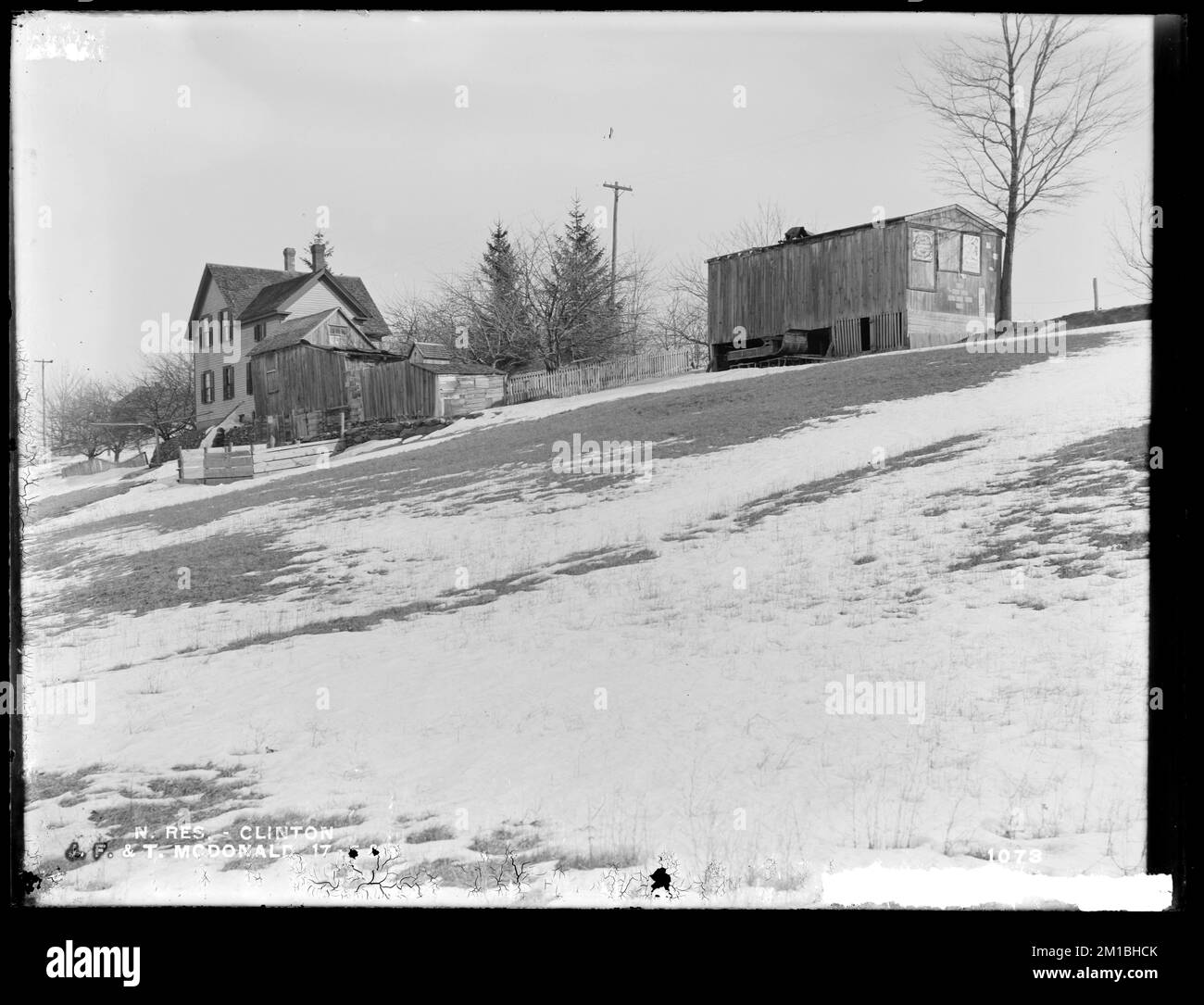 Wachusett Reservoir, Joseph F. e Thomas McDonald's casa e fienili, sul lato ovest di Main Street, da sud-ovest nel campo, Clinton, Mass., 11 febbraio 1897 , acquedotto, serbatoi strutture di distribuzione dell'acqua, immobiliare Foto Stock