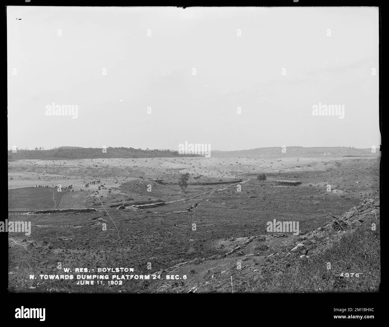 Serbatoio di Wachusett, guardando verso nord verso la piattaforma di scarico N. 24, Sezione 6, Boylston, Mass., Giugno 11, 1902 , opere d'acqua, serbatoi strutture di distribuzione dell'acqua, cantieri edili Foto Stock